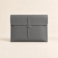Pochette porte-document en similicuir gris, vue de face fermée avec lanière