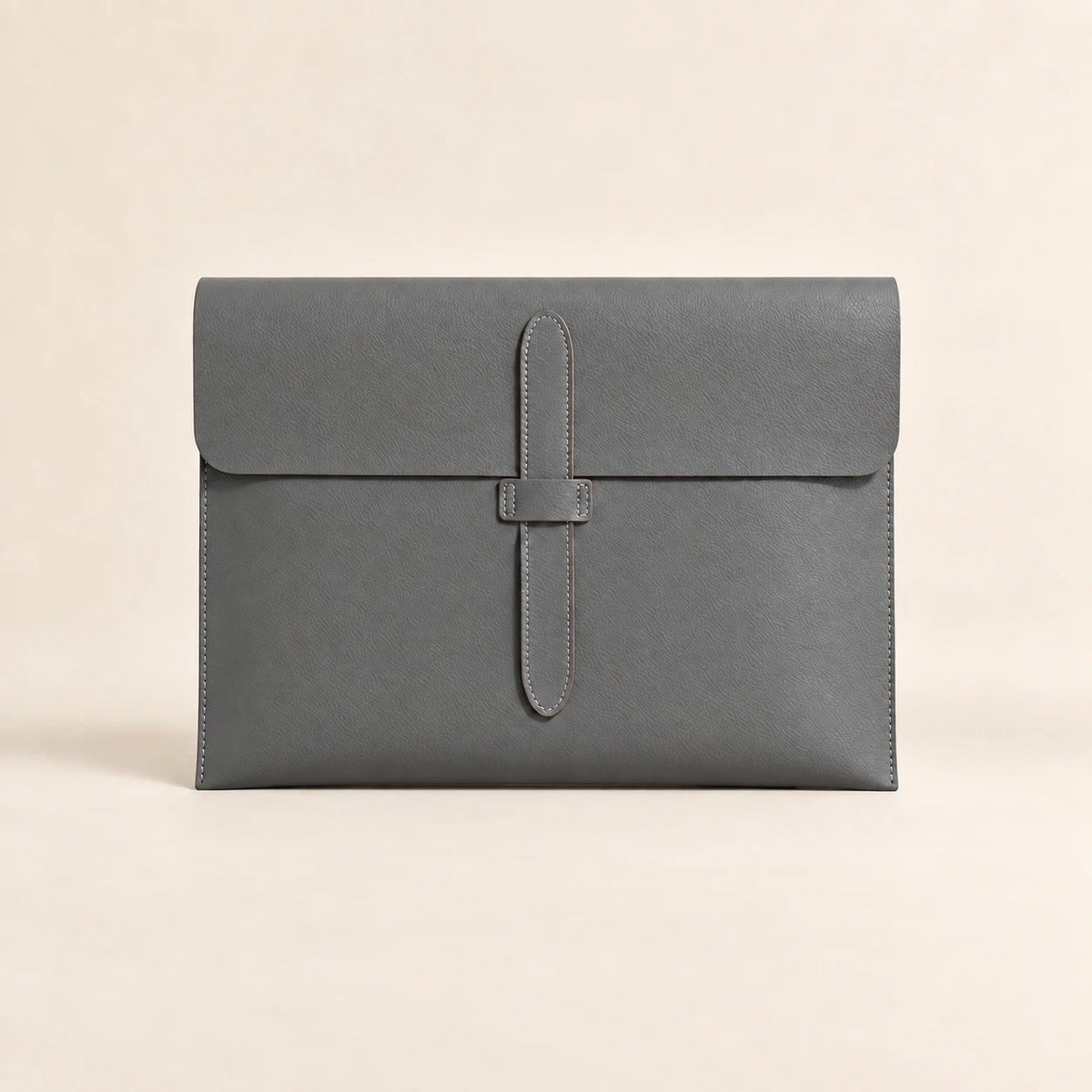 Pochette porte-document en similicuir gris, vue de face fermée avec lanière