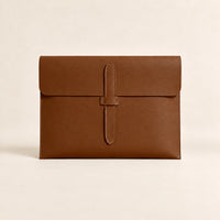 Pochette porte-document en similicuir marron, vue de face fermée avec lanière