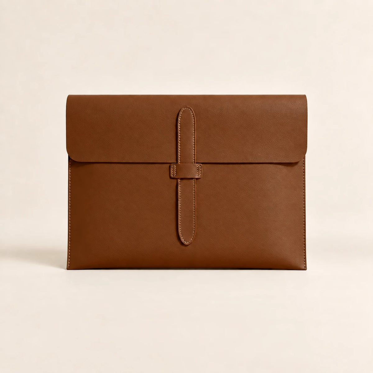 Pochette porte-document en similicuir marron, vue de face fermée avec lanière