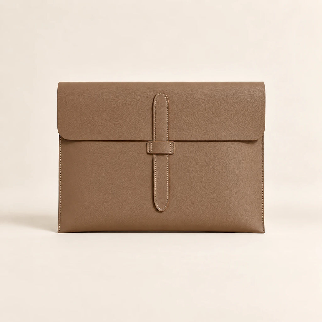 Pochette porte-document en similicuir marron clair, vue de face fermée avec lanière