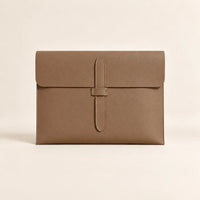 Pochette porte-document en similicuir marron clair, vue de face fermée avec lanière