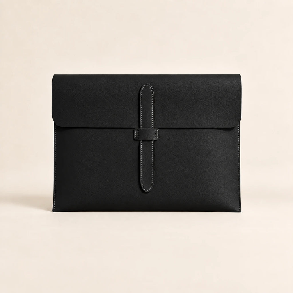 Pochette porte-document en similicuir noir, vue de face fermée avec lanière