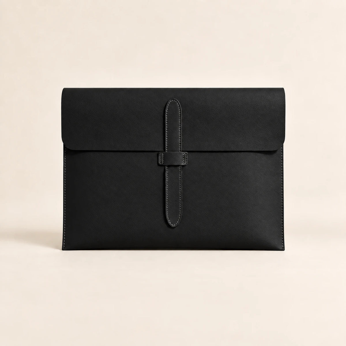 Pochette porte-document en similicuir noir, vue de face fermée avec lanière
