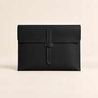 Pochette porte-document en similicuir noir, vue de face fermée avec lanière