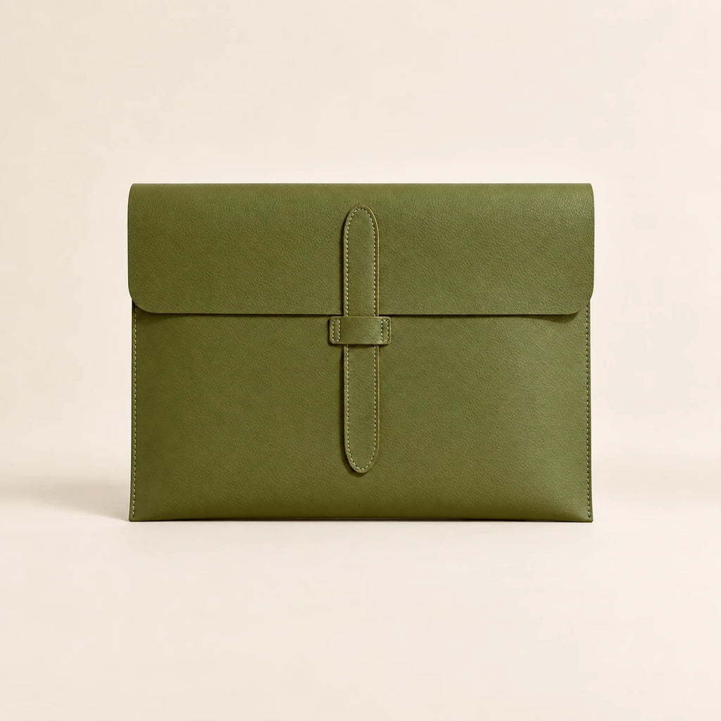 Pochette porte-document en similicuir vert olive, vue de face fermée avec lanière