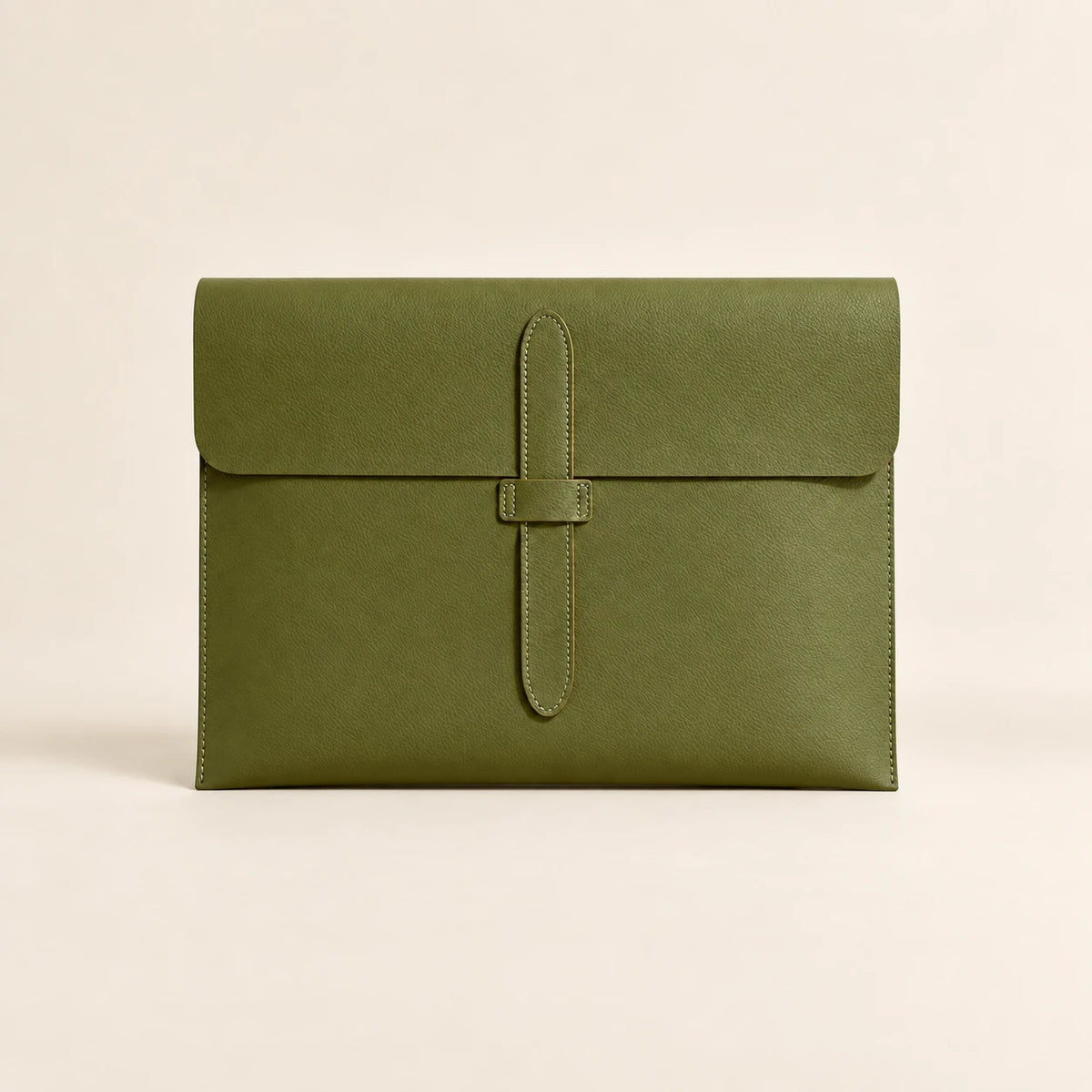 Pochette porte-document en similicuir vert olive, vue de face fermée avec lanière