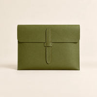 Pochette porte-document en similicuir vert olive, vue de face fermée avec lanière