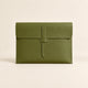 Pochette porte-document en similicuir vert olive, vue de face fermée avec lanière
