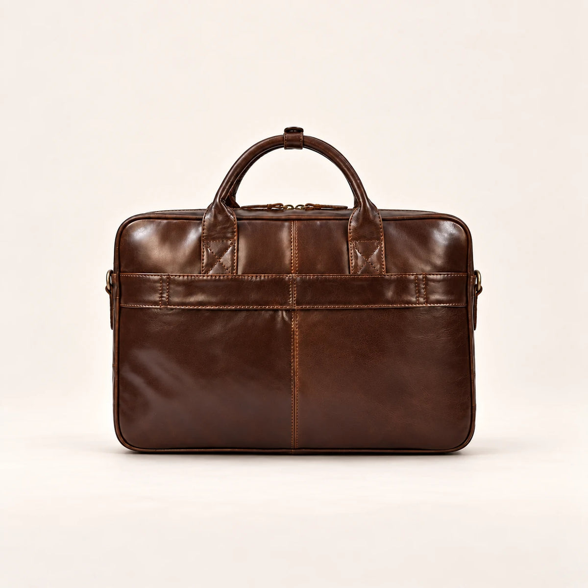 Sacoche porte-document en cuir brun huilé à bandoulière, vue de dos