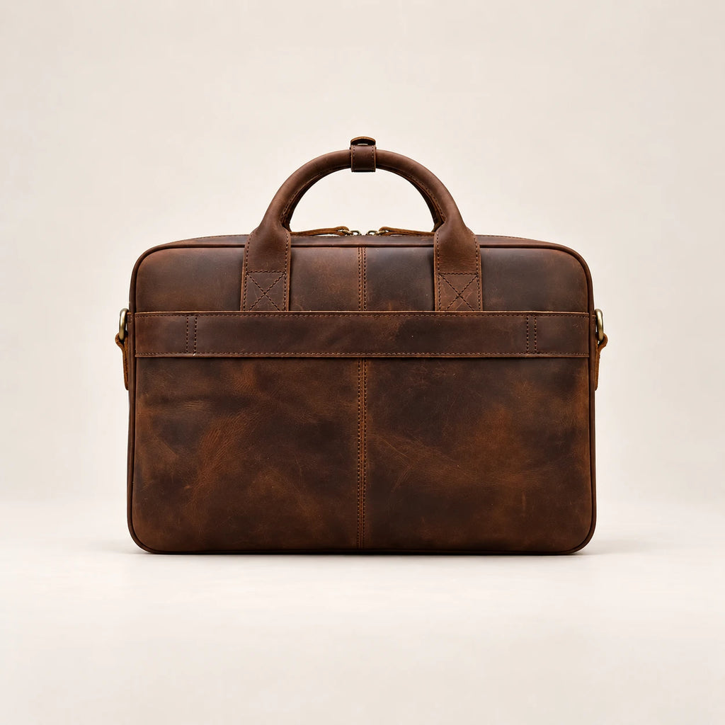 Sacoche porte-document en cuir marron foncé à bandoulière, vue de dos