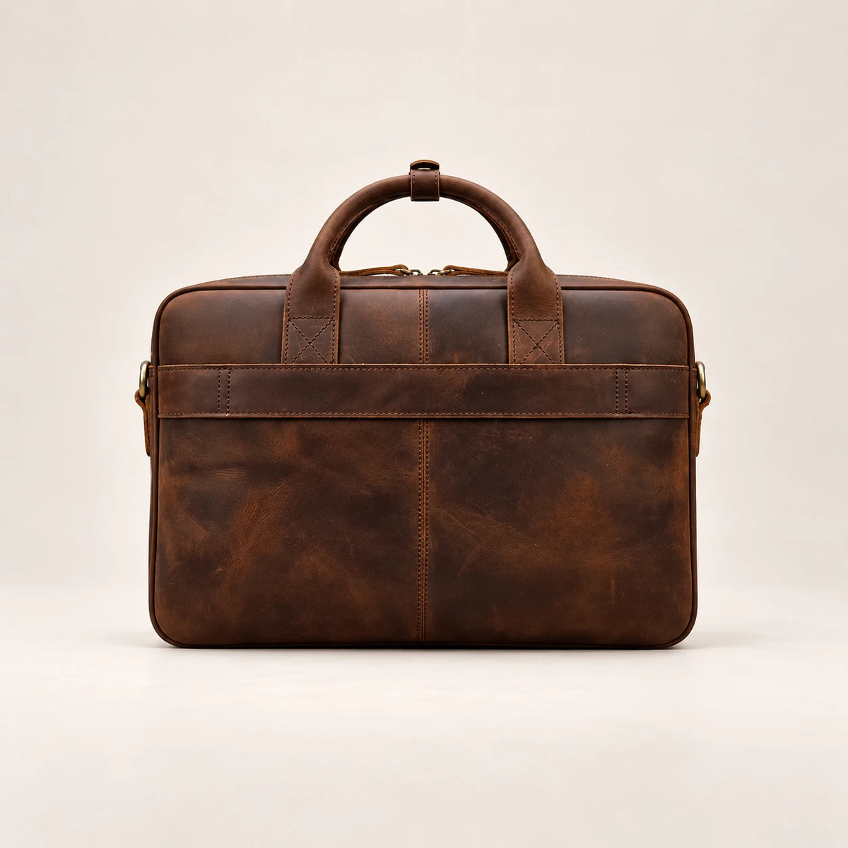Sacoche porte-document en cuir marron foncé à bandoulière, vue de dos