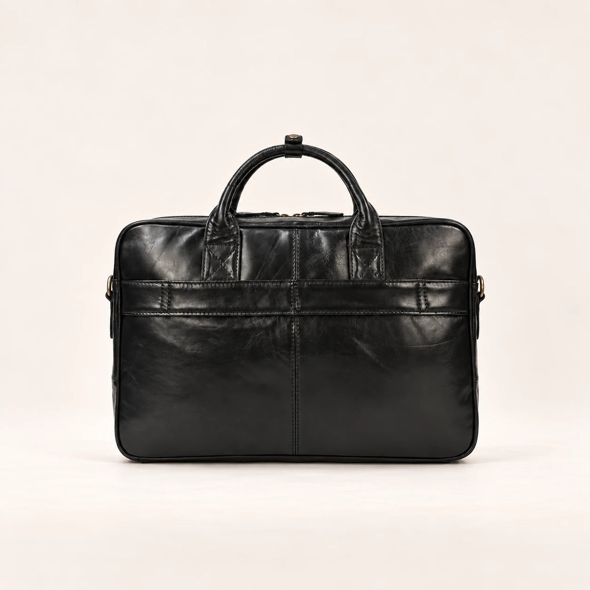 Sacoche porte-document en cuir noir à bandoulière, vue de dos