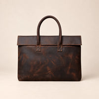 Pochette porte-document en cuir marron foncé à rabat, vue de face