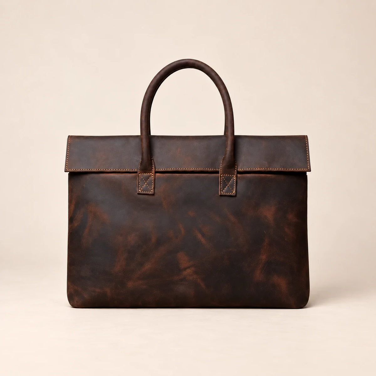 Pochette porte-document en cuir marron foncé à rabat, vue de face