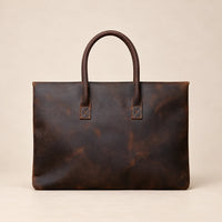 Pochette porte-document en cuir marron foncé à rabat, vue de dos