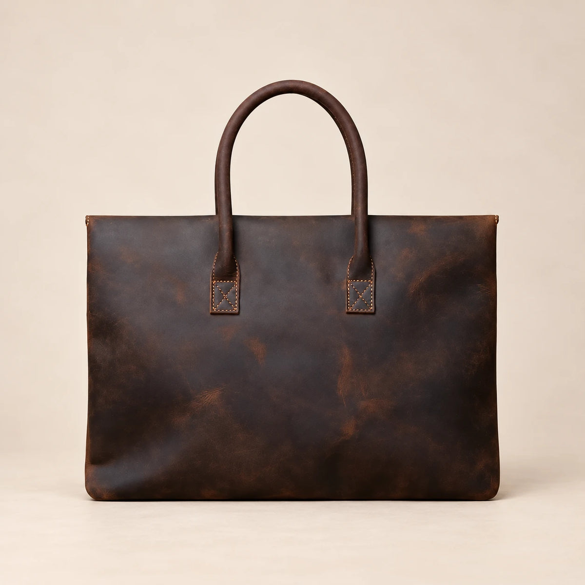 Pochette porte-document en cuir marron foncé à rabat, vue de dos