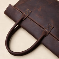 Macro du grain de cuir marron foncé de la pochette à rabat