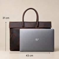Pochette en cuir marron foncé à rabat avec dimensions annotées