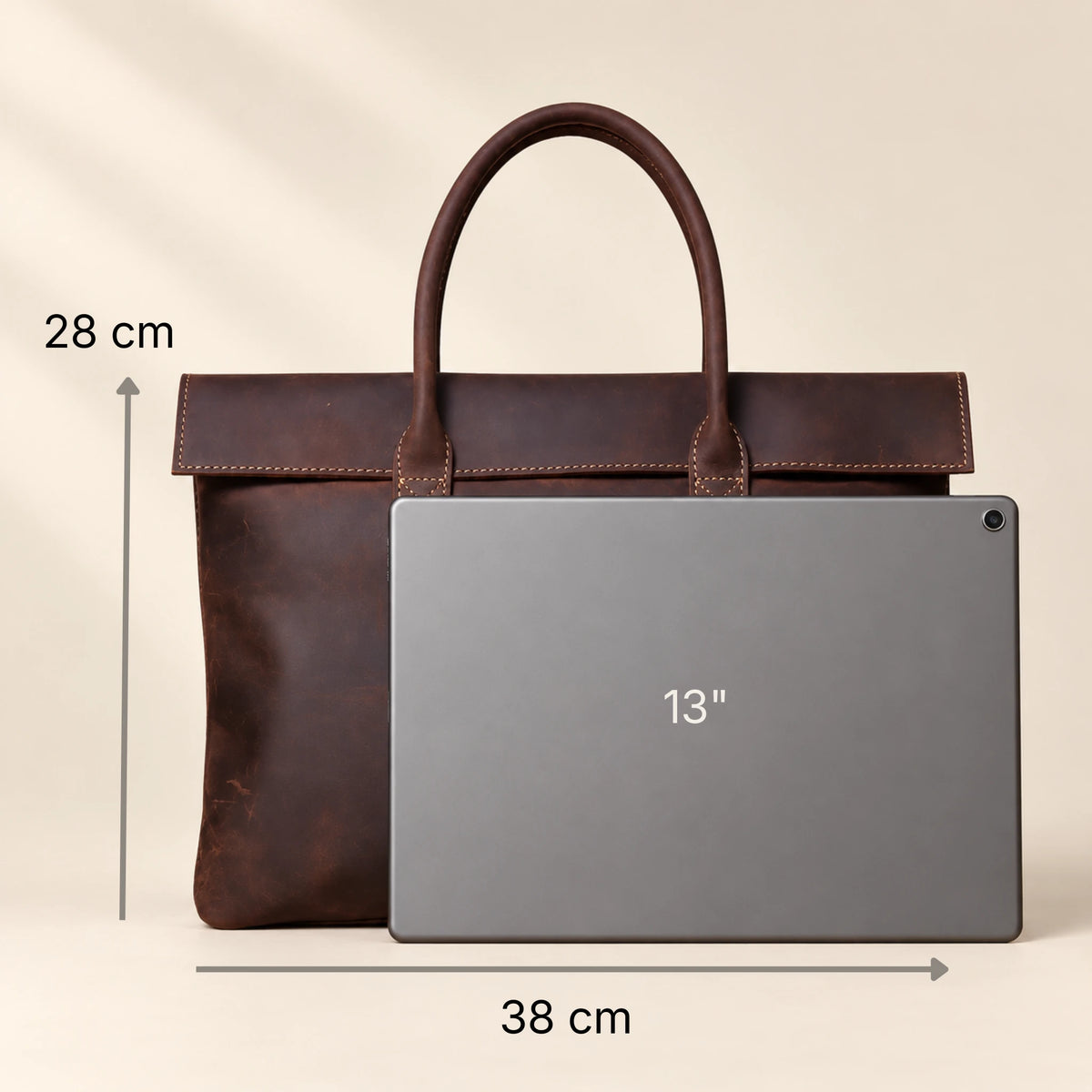 Pochette en cuir marron foncé à rabat, format compact avec dimensions annotées