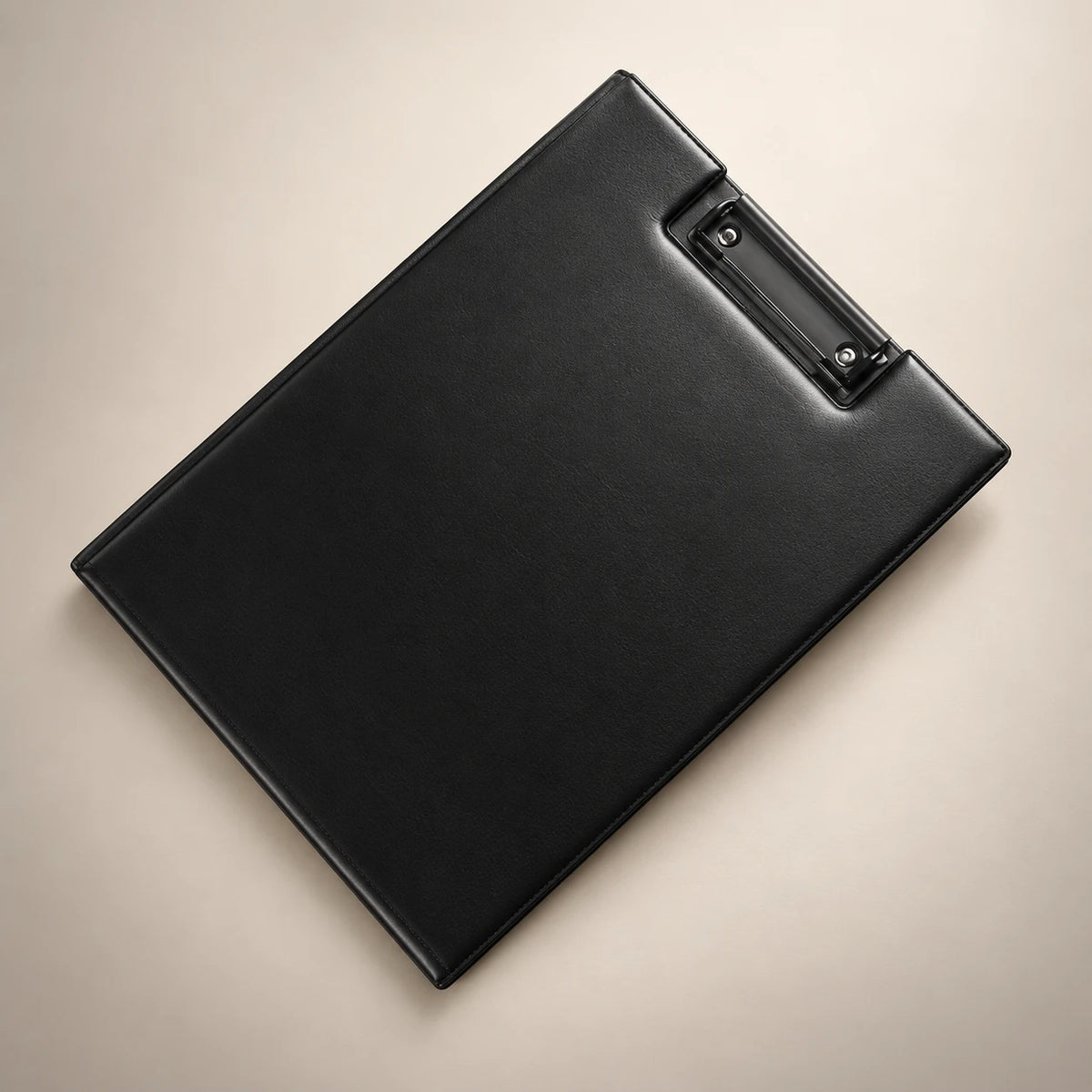 Tablette porte-document en similicuir noir A4, vue de face fermée