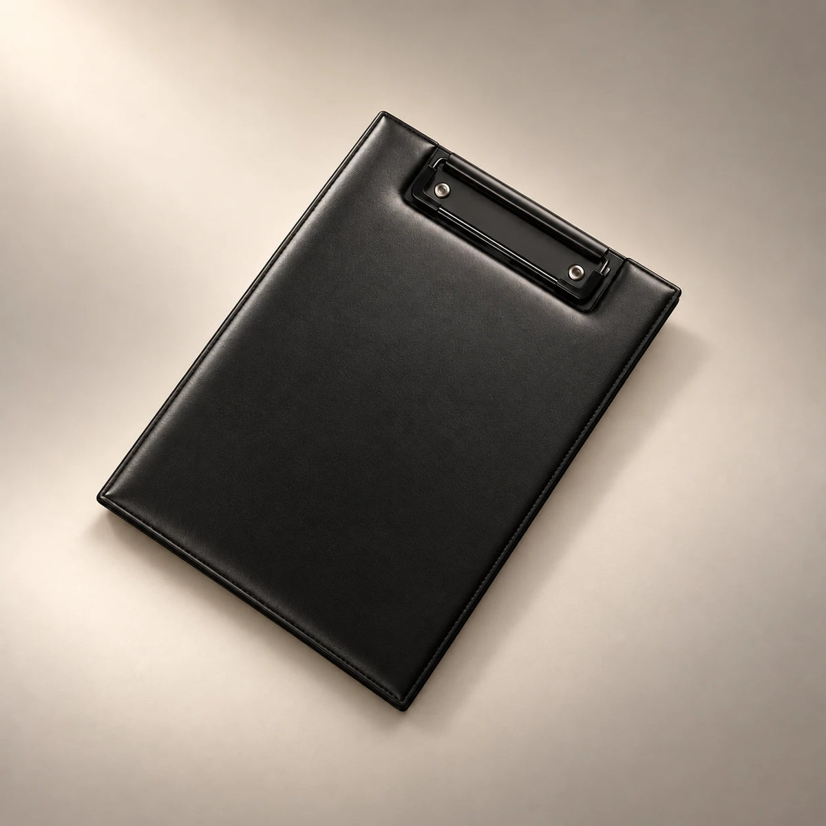 Tablette porte-document en similicuir noir A5, vue de face fermée