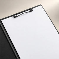 Tablette porte-document en similicuir noir A5 ouverte, pince maintenant une feuille