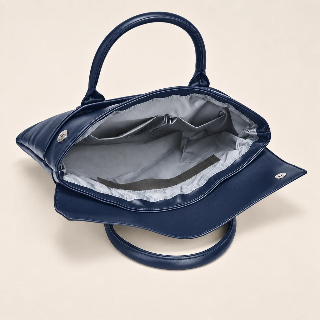 Intérieur du tote en similicuir bleu marine, poches et compartiment ordinateur