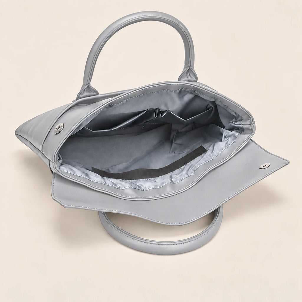 Intérieur du tote en similicuir gris, poches et compartiment ordinateur