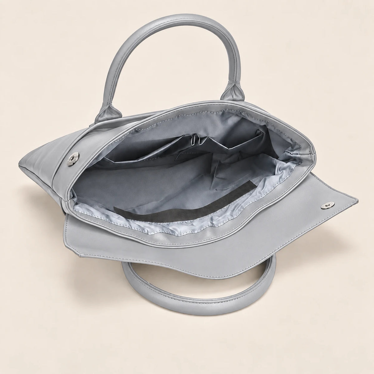 Intérieur du tote en similicuir gris, poches et compartiment ordinateur