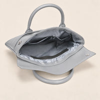 Intérieur du tote en similicuir gris, poches et compartiment ordinateur