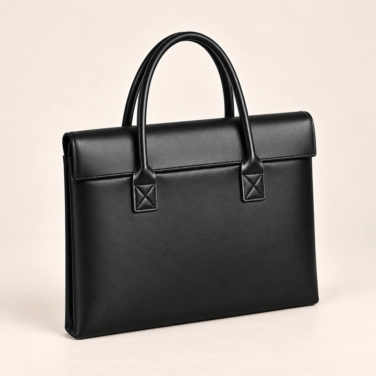 Tote porte-document en similicuir noir, vue trois-quarts
