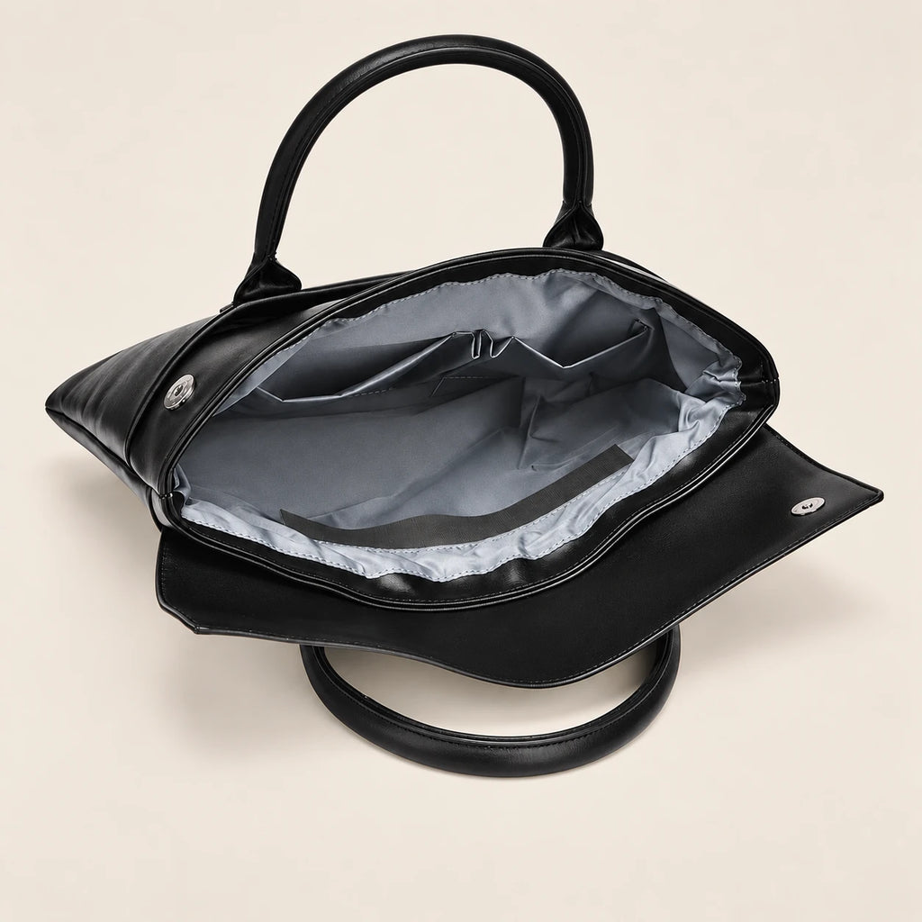 Intérieur du tote en similicuir noir, poches et compartiment ordinateur