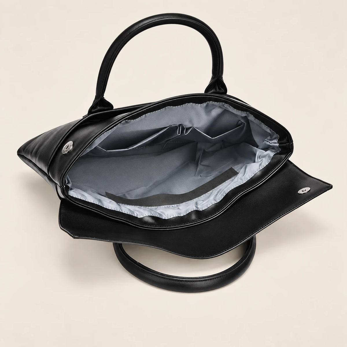 Intérieur du tote en similicuir noir, poches et compartiment ordinateur