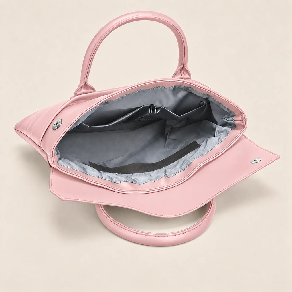 Intérieur du tote en similicuir rose, poches et compartiment ordinateur