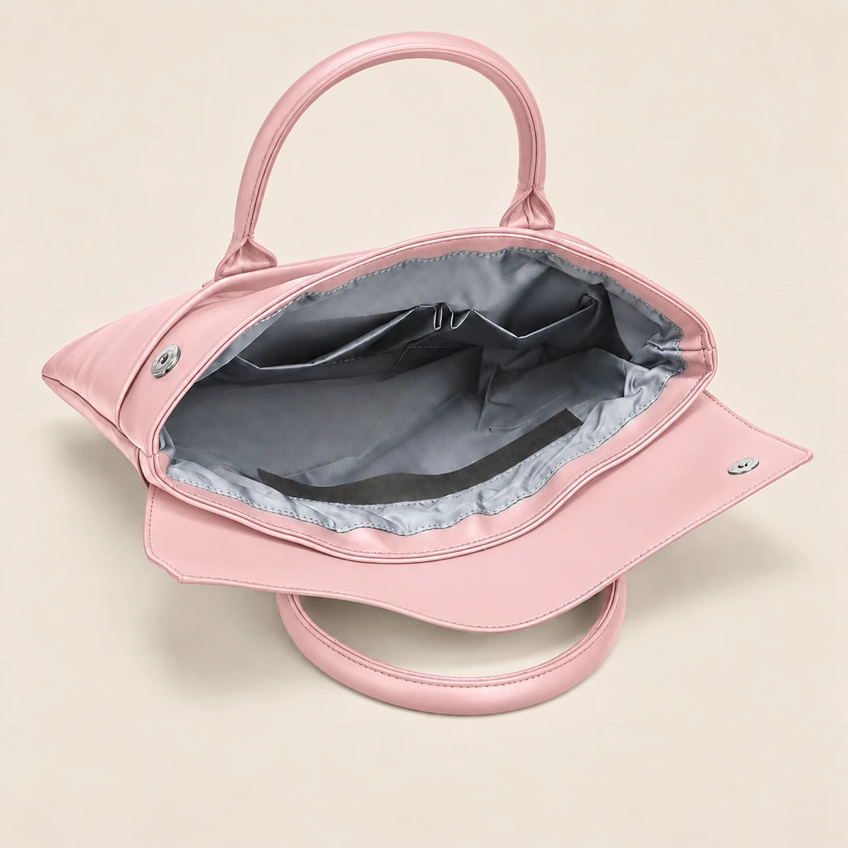 Intérieur du tote en similicuir rose, poches et compartiment ordinateur
